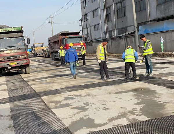 厦门老材料的新故事：玻璃纤维土工格栅如何在‘白改黑’浪潮中重获新生？